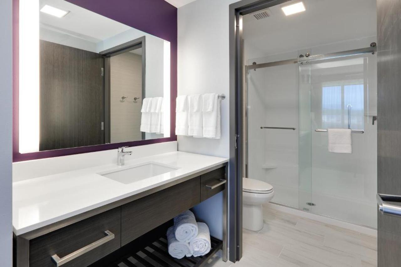 Luxe Grand Hotel Apartments Sharjah Eksteriør bilde A bathroom in a typical hotel room