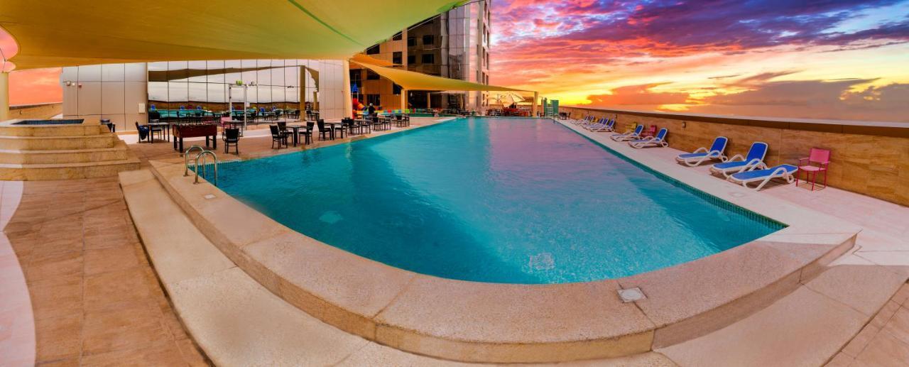 Luxe Grand Hotel Apartments Sharjah Eksteriør bilde The pool at the hotel