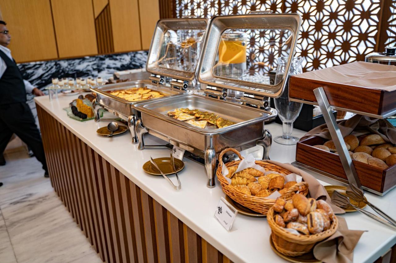 Luxe Grand Hotel Apartments Sharjah Eksteriør bilde A buffet at a hotel