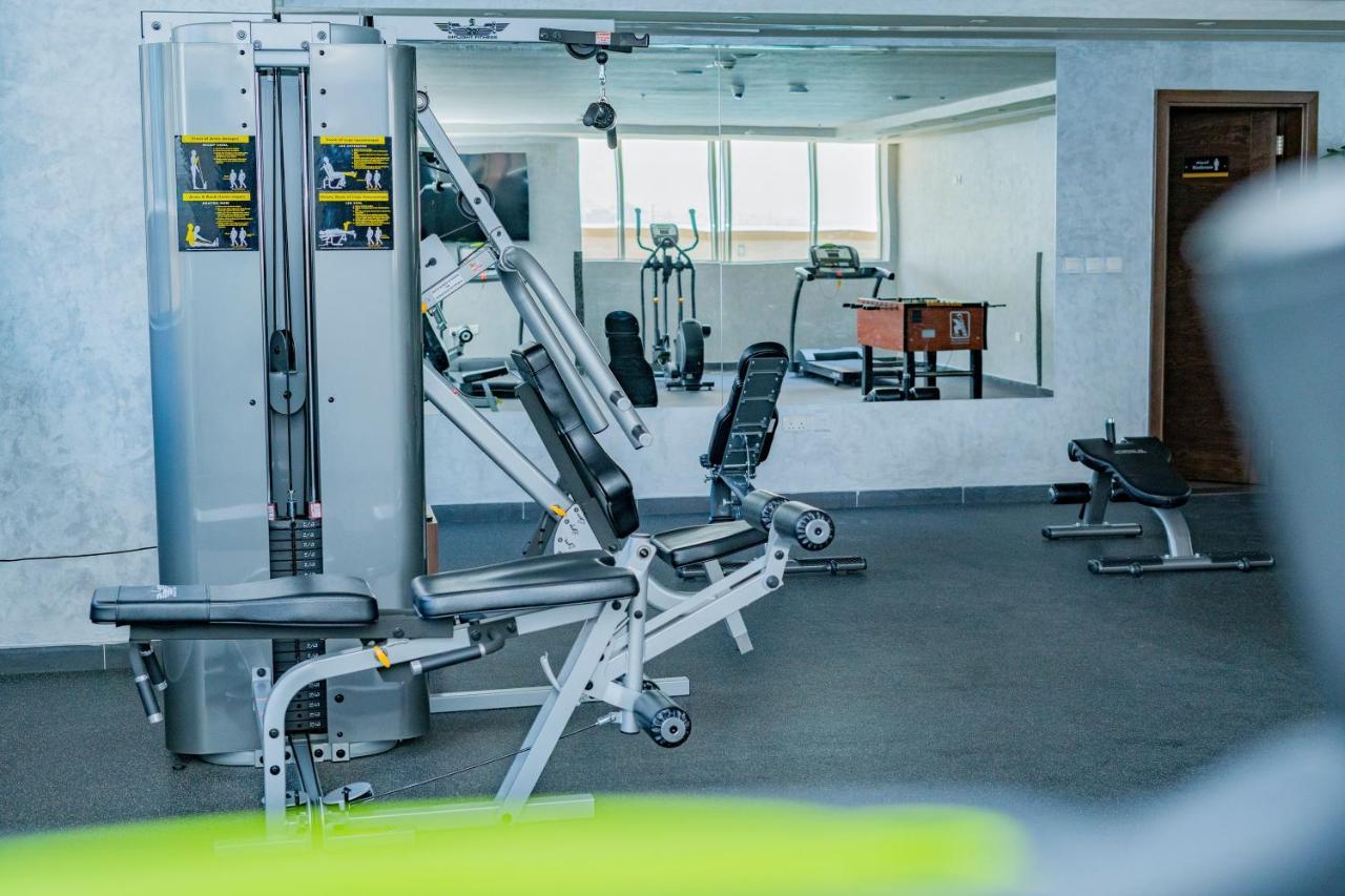 Luxe Grand Hotel Apartments Sharjah Eksteriør bilde A gym in the hotel
